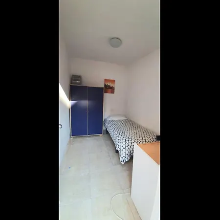 Private Room With 200M2 Sunny Terrace 8 *