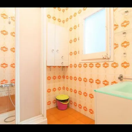 Private Room With 200M2 Sunny Terrace 8 بيت ضيافة *